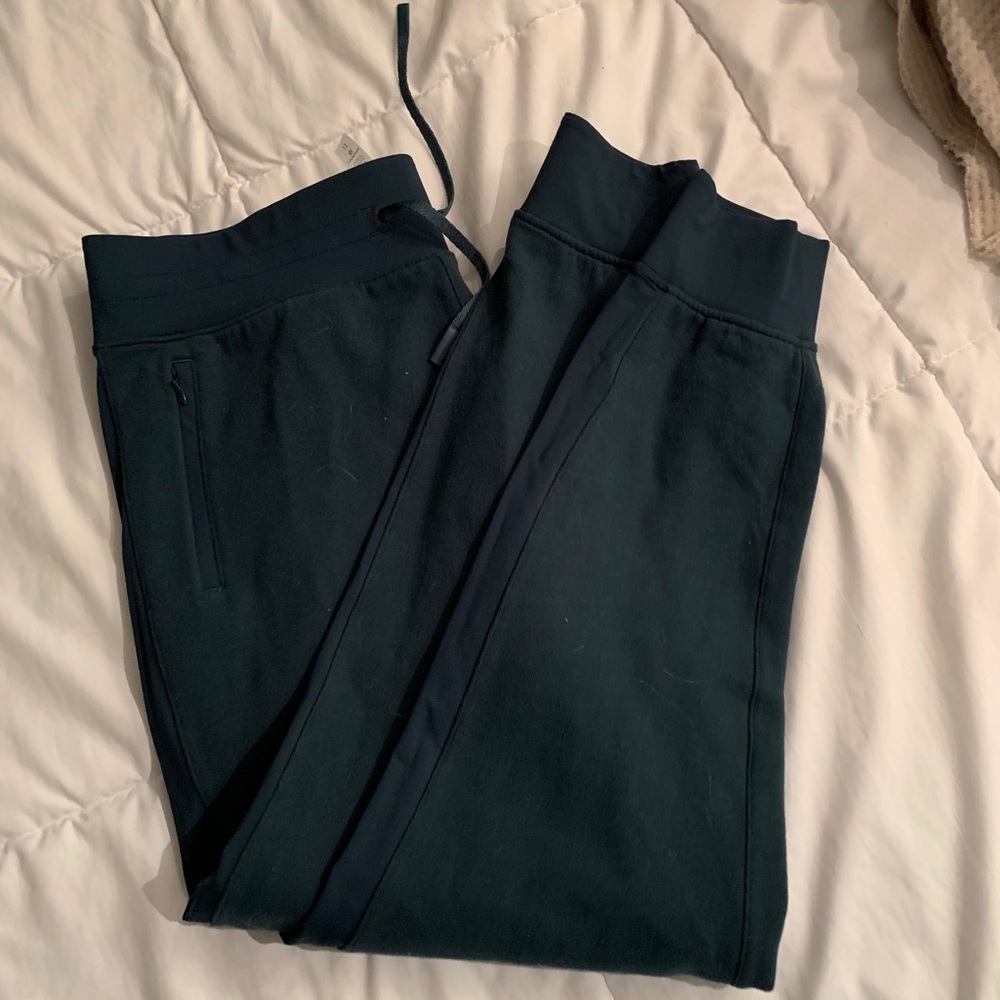 Forest green Lululemon jogger. NWT